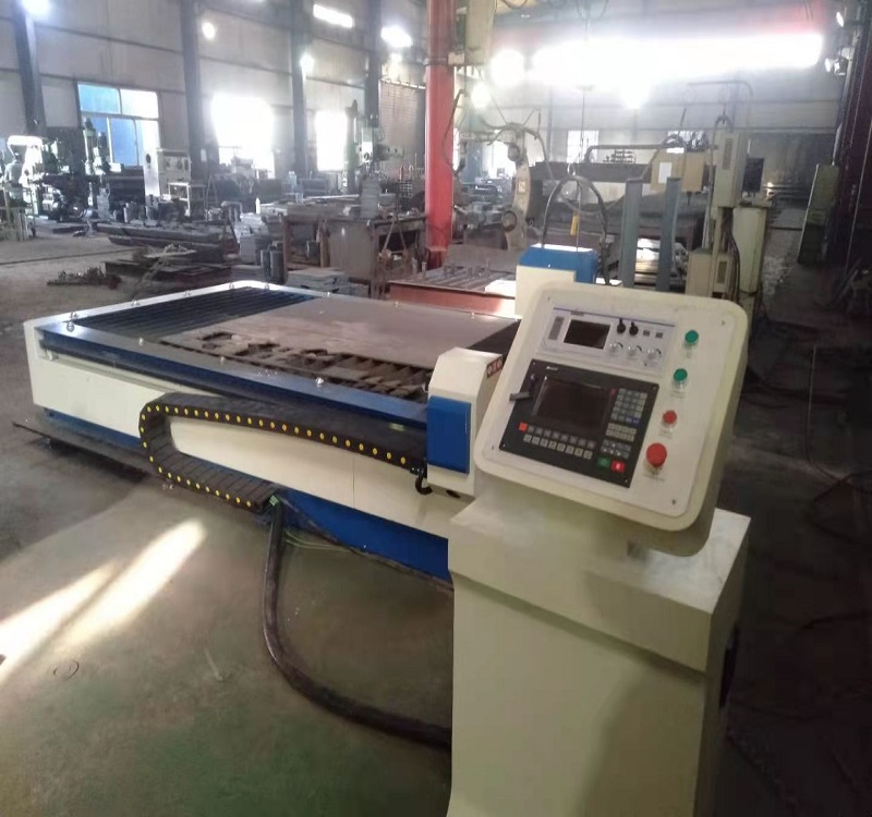 客戶現場操作數控切割機(圖1)